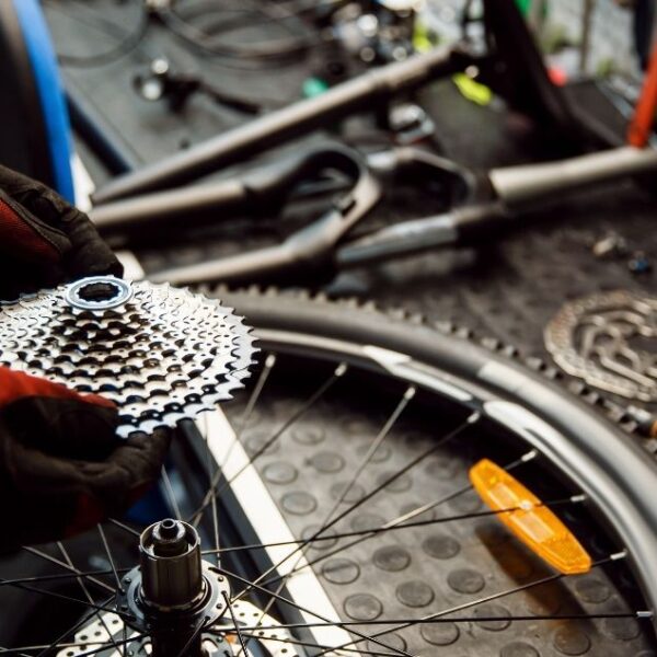 Riparazione bici da strada e mountain bike a Bergamo da Atelier della Bicicletta